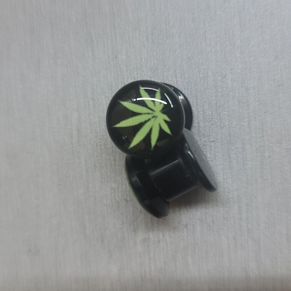 0g ear plugs new.